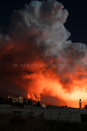 Volcán y su columna eruptiva desde El Paso - La Palma.