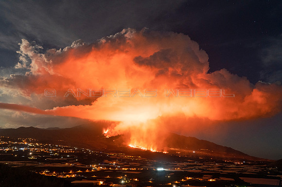 Columna eruptiva iluminada por la luna llena - Erupción Cumbre
