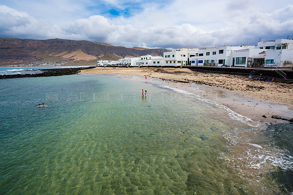 Baño en la Playa de Caleta de Famara - Lanzarote, Canarias