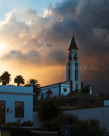 Amanecer ante nube de ceniza - Iglesia de El Paso, La Palma.