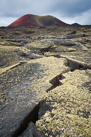 Colada de lava ante volcán - Lanzarote, Canarias