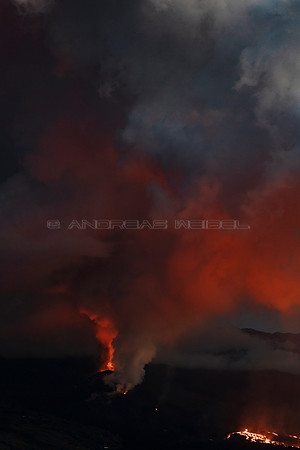 Columna eruptiva en llamas - Erupción Cumbre Vieja, La Palma.