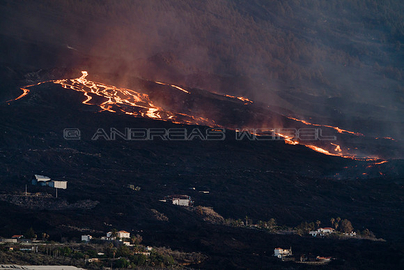 Casas ante colada - Erupción Cumbre Vieja, La Palma.