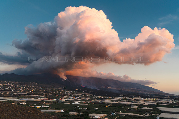 La nube del volcán al atardecer - Erupción Cumbre Vieja, La Pa