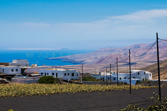 Pueblo rural con vistas a Los Ajaches y Fuerteventura - Lanzarote, Canarias