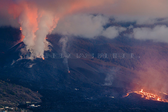 Volcán con colada - Erupción Cumbre Vieja, La Palma.