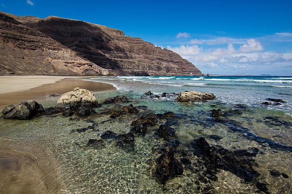 Rocas ante risco en la Playa de la Canteria - Órzola.