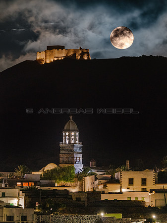 La superluna azul sobre la Villa de Teguise - Lanzarote.