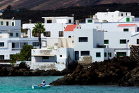 La "skyline" de Punta Mujeres con barco - Lanzarote