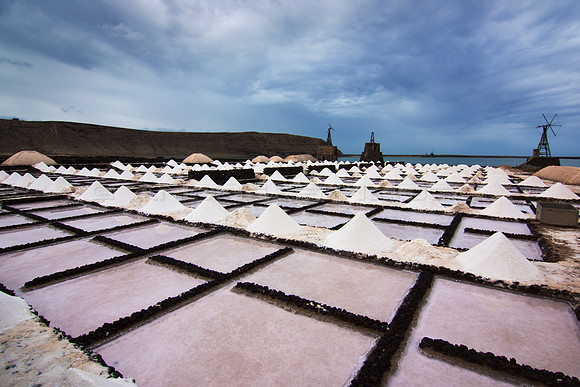 Salinas de Janubio bajo nubes negras - Yaiza