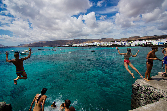 Todos al agua! - Bañistas en el muelle de Punta Mujeres, Haria.
