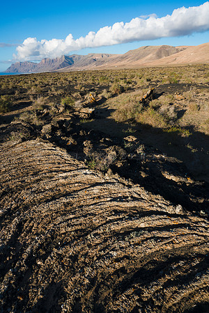 Lava cordada ante el Risco de Famara - Lanzarote, Canarias