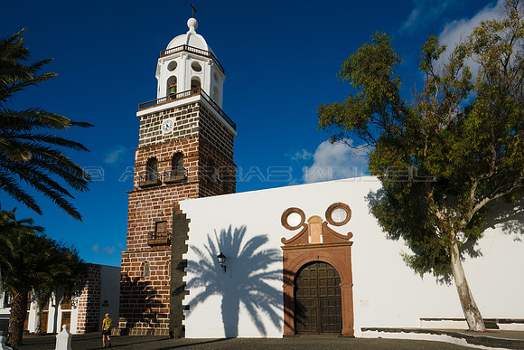 Sombra de palmera en la Iglesia de Nstra Sra de Guadalupe, Tegui