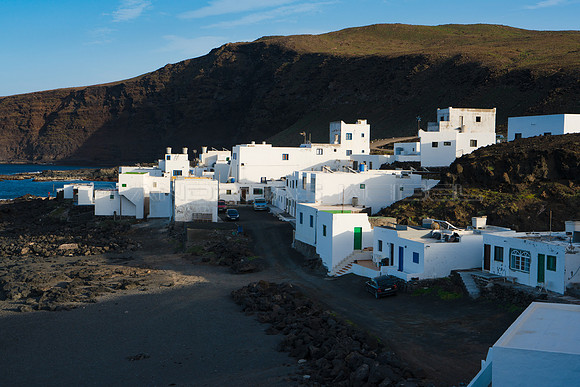 Tenesar - Pueblo con playa negra.