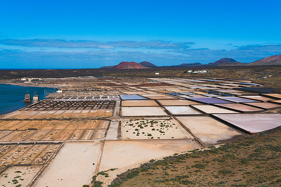 Despliegue de piscinas coloradas en las Salinas de Janubio.