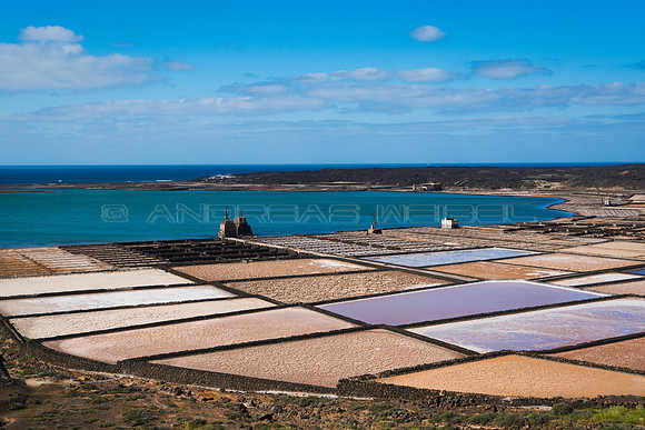 Piscinas y laguna en Janubio.