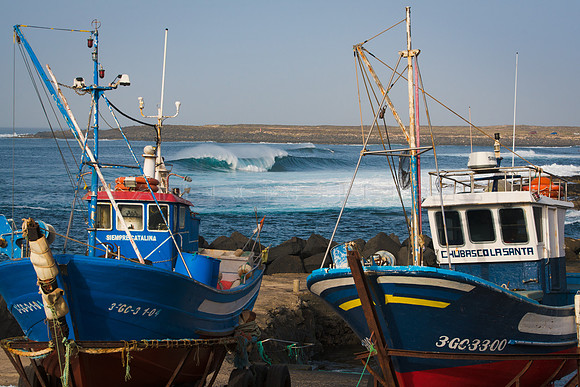 Mejor en tierra - Barcos en La Santa, Tinajo.