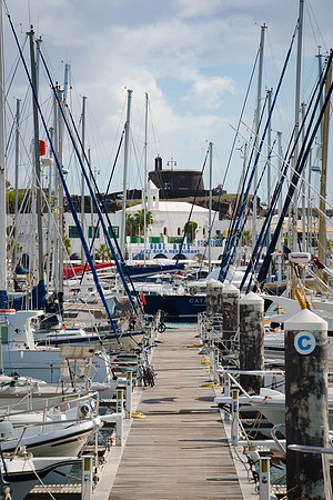 Barcos ante el Castillo del Águila - Marina Rubicón, Playa Bla