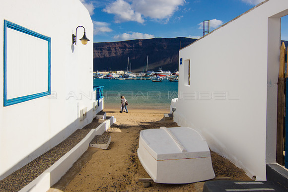 Callejón con barco - Caleta del Sebo, La Graciosa