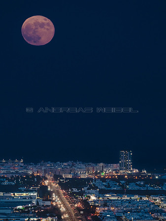 La Luna de Cosecha sobre Playa Honda y Arrecife - Lanzarote, Isl