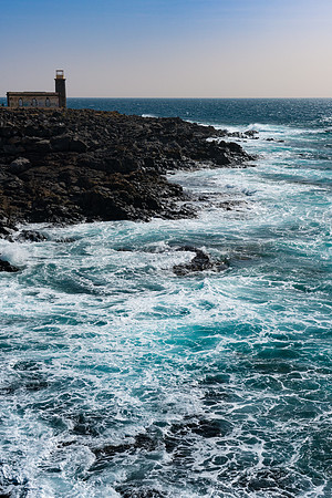Resistiendo al mar - antiguo faro en la punta de Pechiguera, Yai