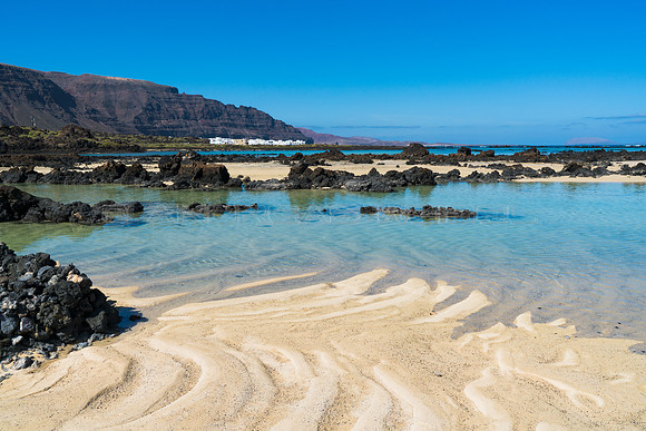 Agua, arena y lava en la Costa de Órzola, Haria.