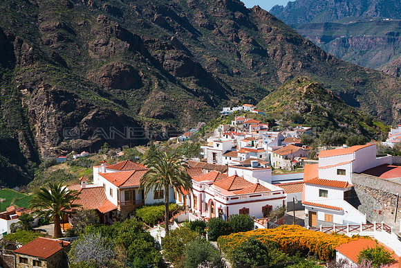 El pueblo de Tejeda entre riscos.