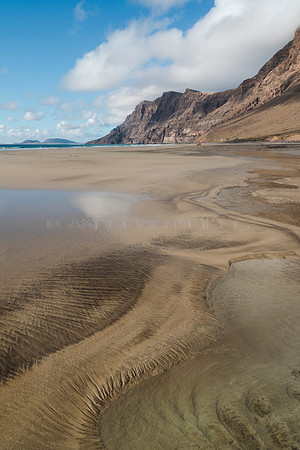 Modelando la arena - Playa de Famara, Teguise.