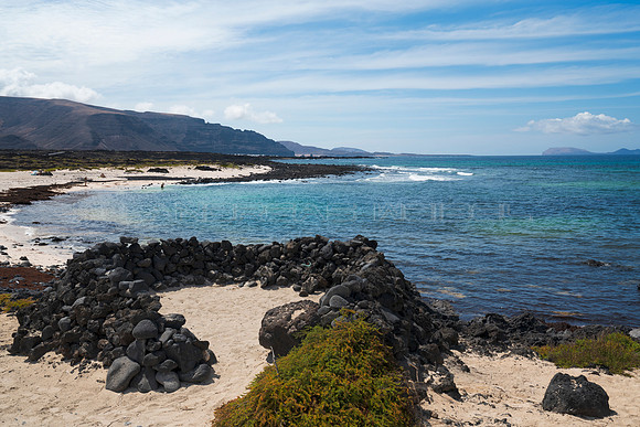 Un zoco coon vistas  Caleta del Mojón Blanco, Costa de Órzola.