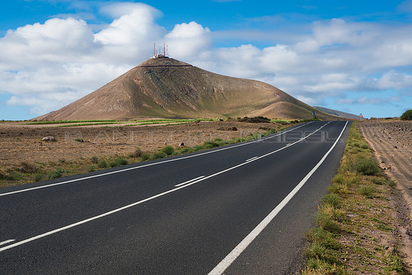 Carretera con Montaña Mina - El Jable, San Bartolomé.