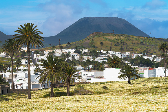 Haria - Pueblo con palmeras y volcán.