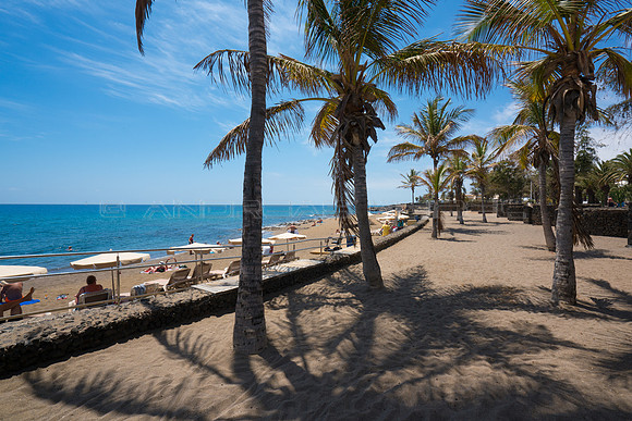 Entre sol y sombre en Playa Bastián - Costa Teguise.