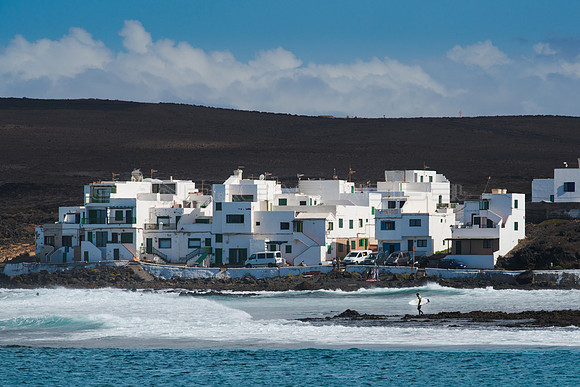 Desplegue de surferos en Caleta de Caballo, Tinajo.