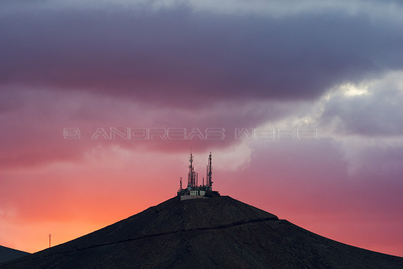 Atardecer con volcán: Montaña Mina, San Bartolomé