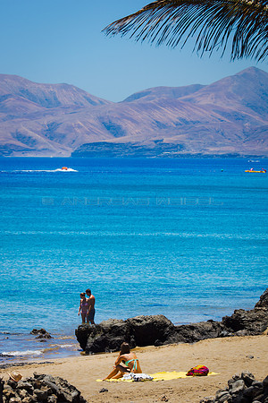 Mujer y pareja en la Punta de Playa Grande