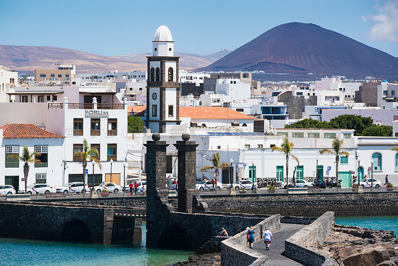 El Puente de las Bolas ante la iglesia de San Ginés - Arrecife.