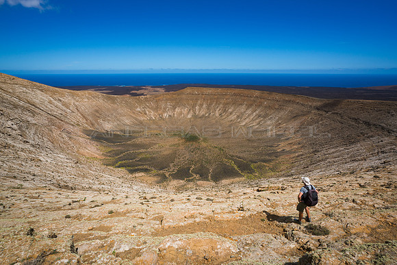 Sederista ante la inmensa Caldera Blanca - Tinajo.