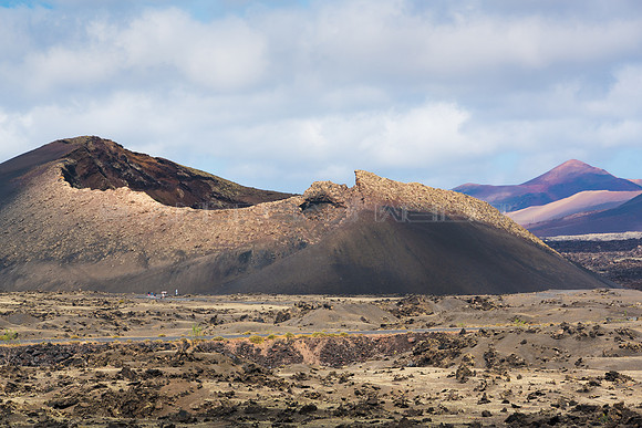 Volcán El Cuervo ante Timanfaya - Tinajo.