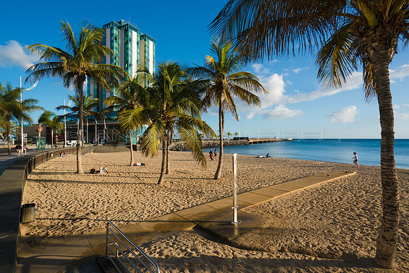Sombras largas en la Playa El Reducto - Arrecife.