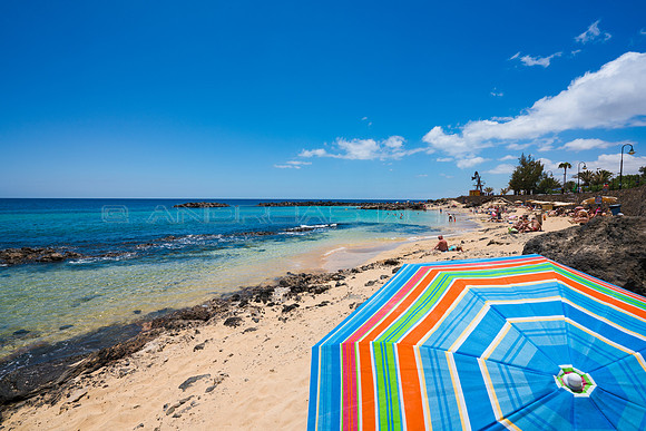 Playa de El Jablillo con parasol - Costa Teguise.