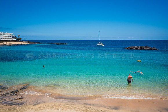 Playa de El Jablillo con velero - Costa Teguise.