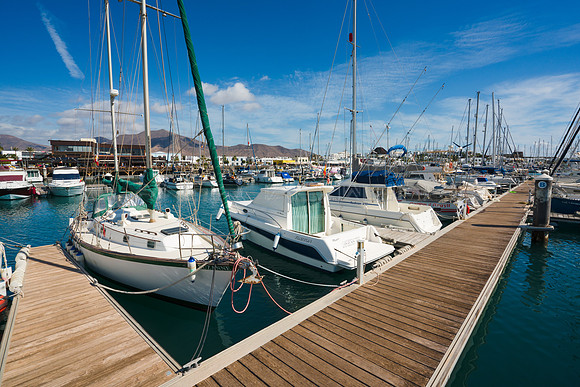 Pantalanes con barcos en Marina Rubicón - Playa Blanca, Yaiza.
