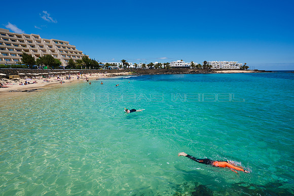 Entrenando natación en la Playa del Jablillo, Costa Teguise.