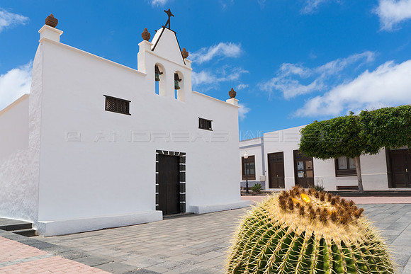 Ermita con cactus - Ermita de San Antonio, Tías.