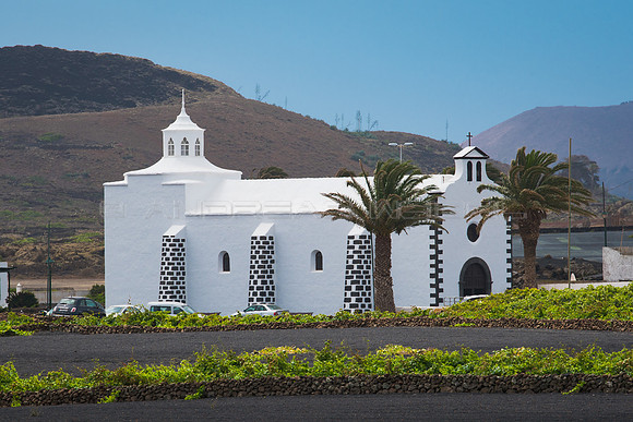 La iglesia de Los Dolores ante volcanes - Mancha Blanca, Tinajo.