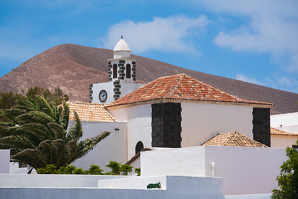 Iglesia ante volcán en San Bartolomé.
