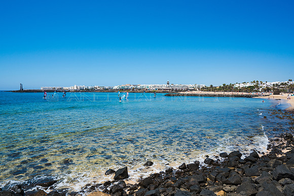 Windsurfistas en la bahía de Las Cucharas - Costa Teguise.