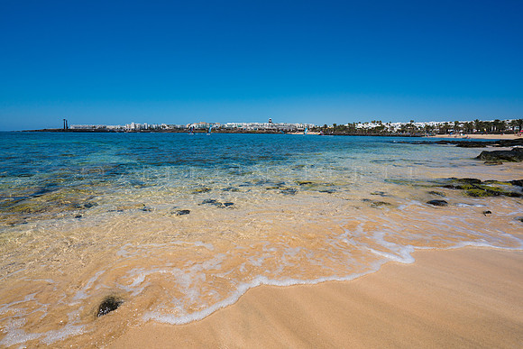 Playa con vistas al la bahía de Las Cucharas - Costa Teguise.