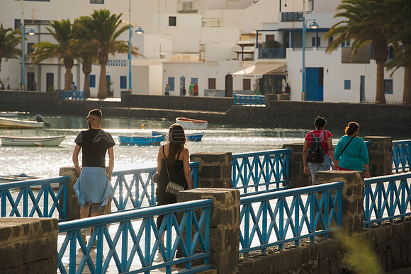 Paseantes en el puente en el Charco de San Ginés - Arrecife.