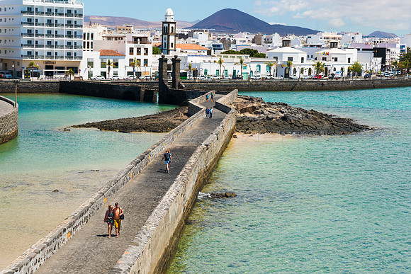 Visitantes en el Puente de las Bolas - Arrecife.